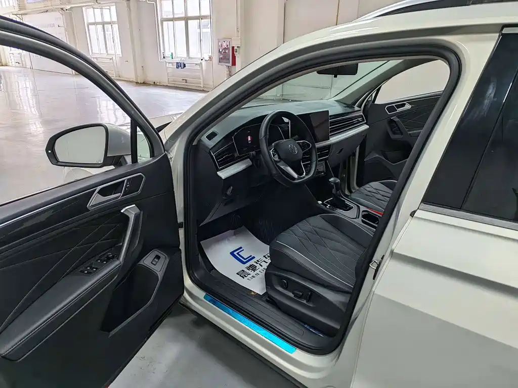 Volkswagen Tiguan L — миниатюра 11