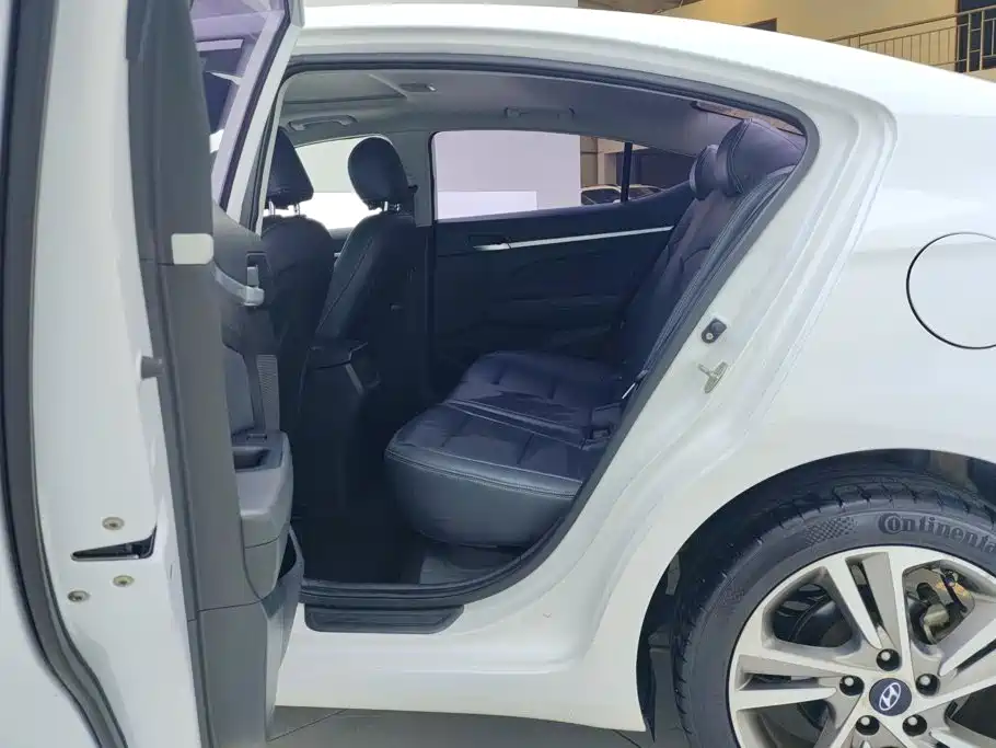 Hyundai Elantra — миниатюра 11