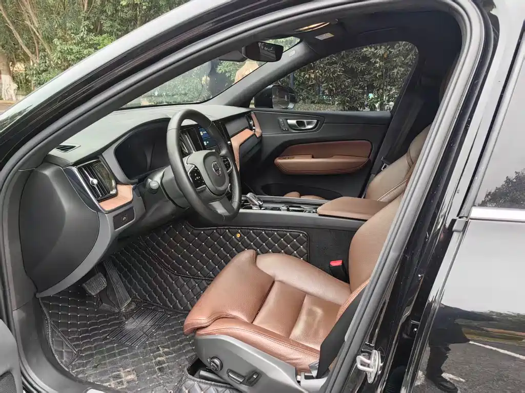 Volvo XC60 2024 B5 Luxury