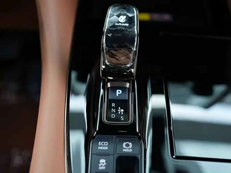 Toyota Alphard — миниатюра 12