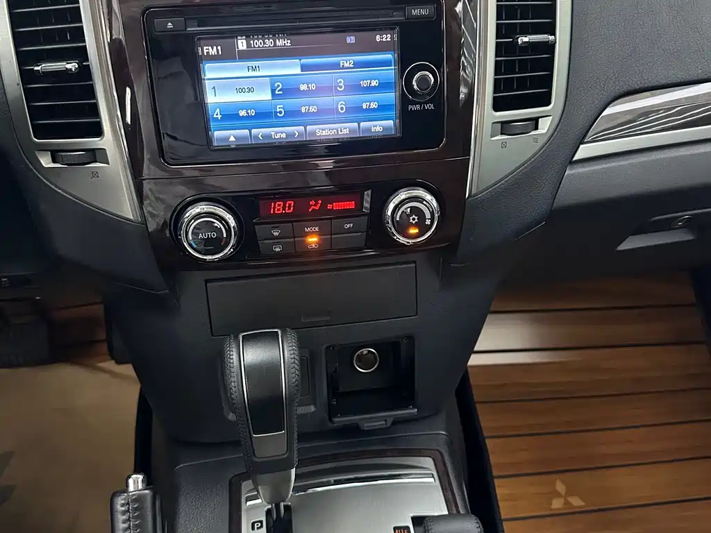 Mitsubishi Pajero (Import) — миниатюра 17