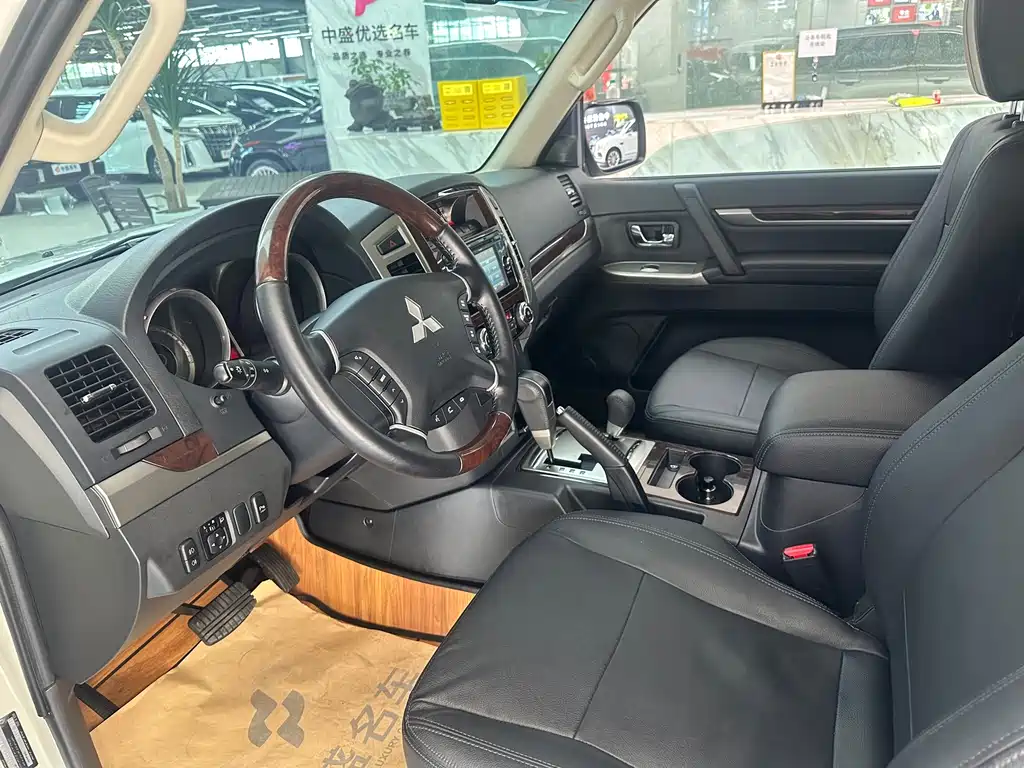 Mitsubishi Pajero (Import) — миниатюра 10