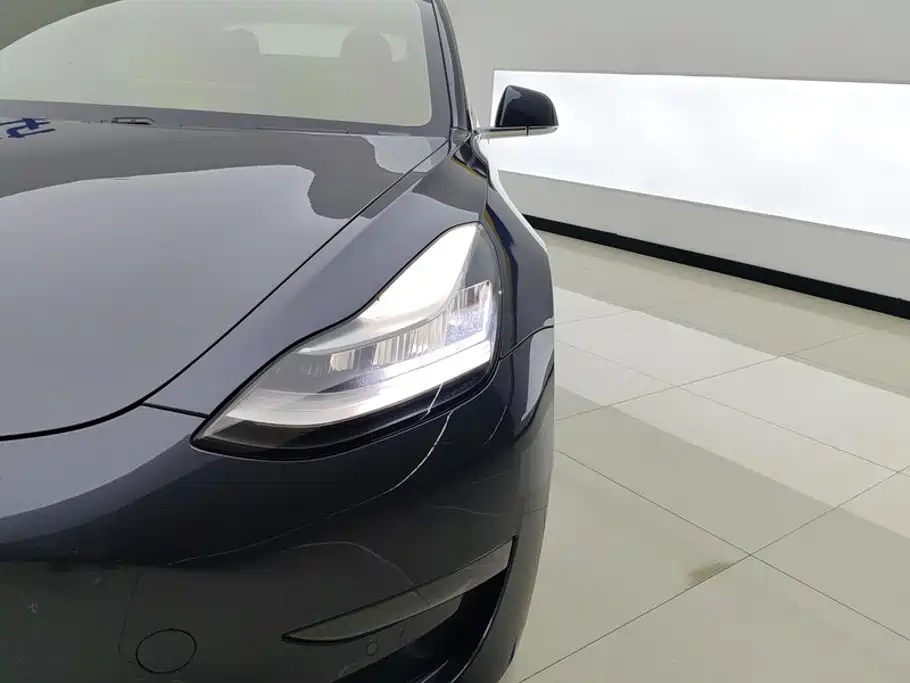 Tesla Model 3 — миниатюра 5