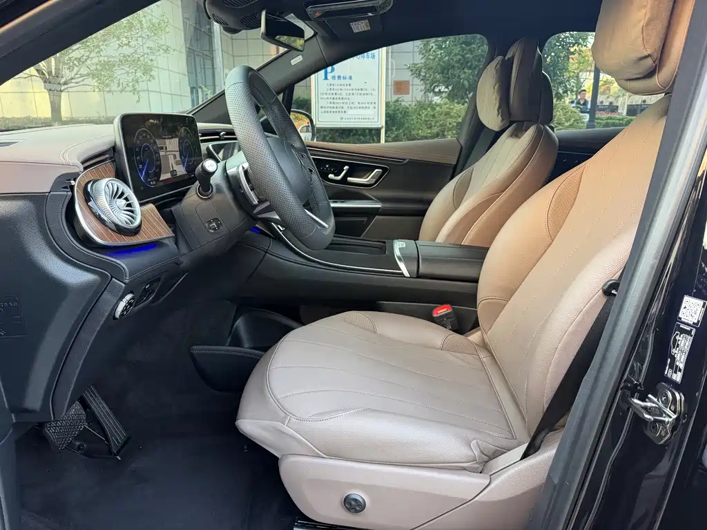 Mercedes-Benz EQE SUV — миниатюра 8