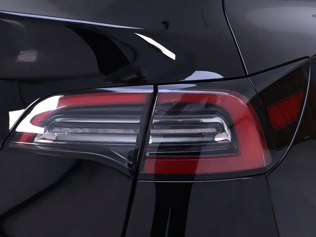 Tesla Model Y — миниатюра 9