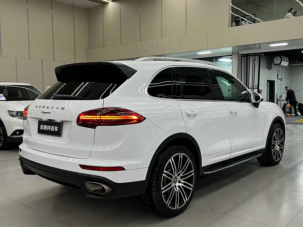 Porsche Cayenne — миниатюра 9