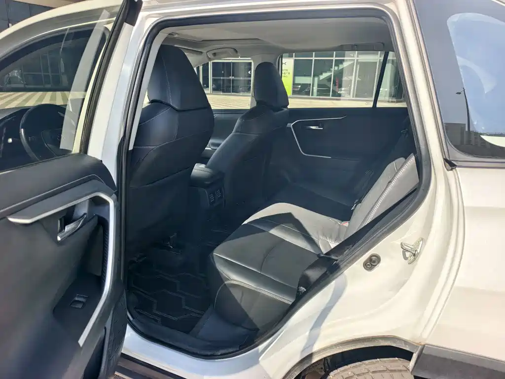 Toyota RAV4 — миниатюра 5