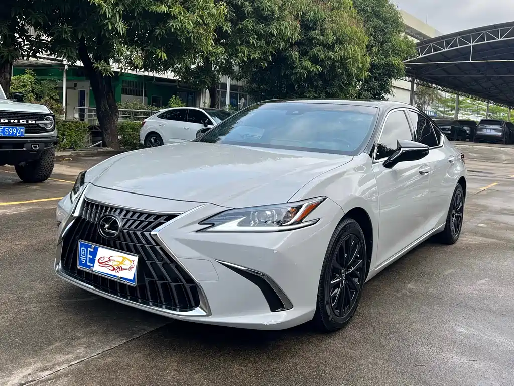 Lexus ES 2024