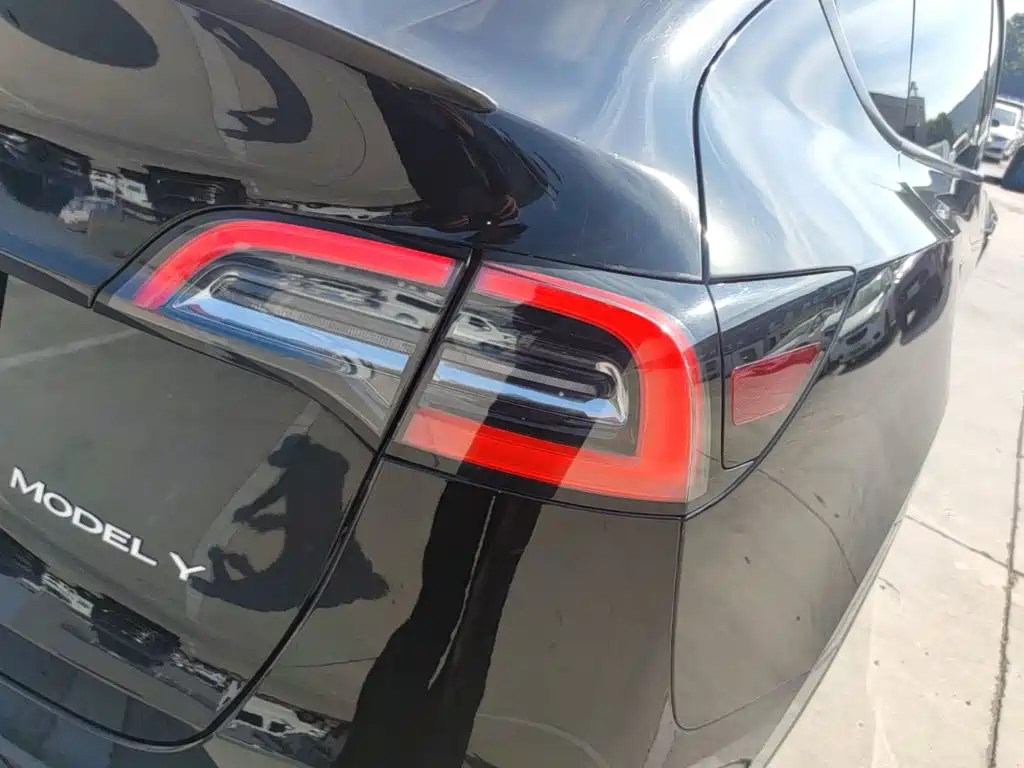 Tesla Model Y — миниатюра 8