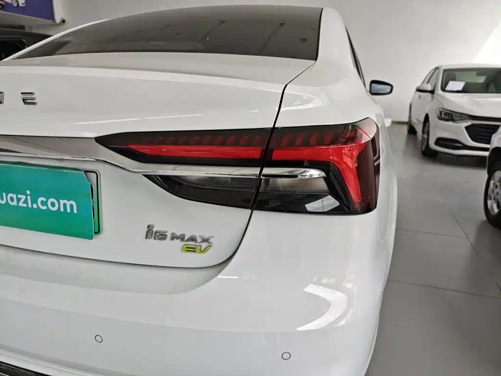 Roewe i6 MAX New Energy — миниатюра 8