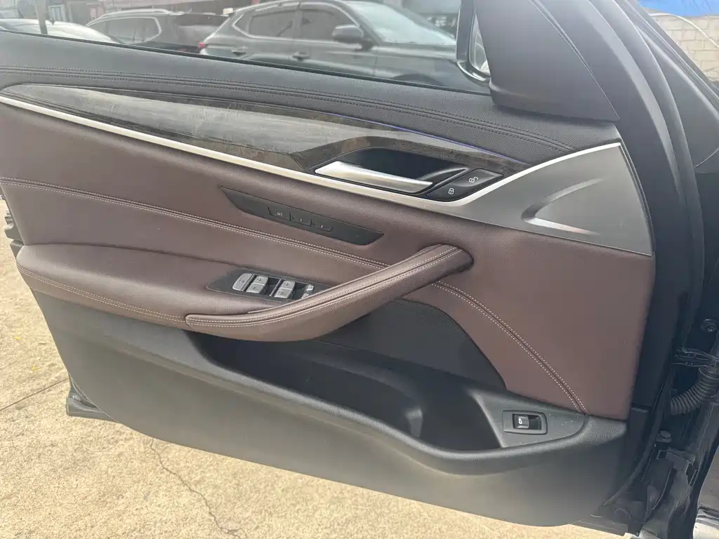 BMW 5 Series - фото 15
