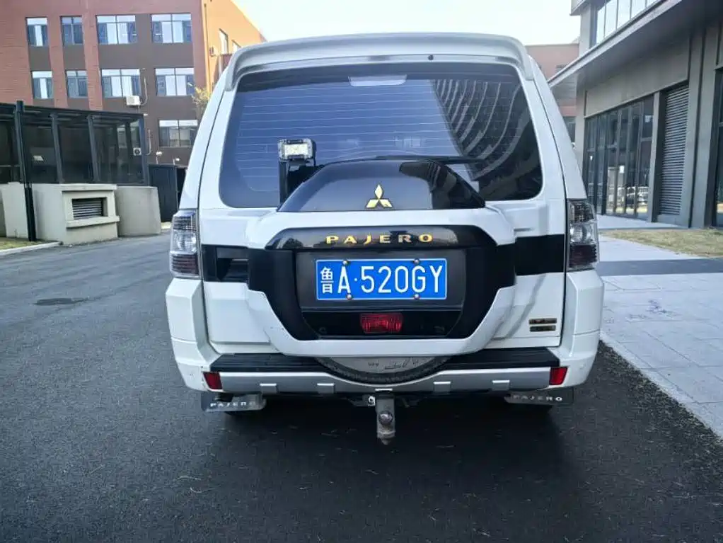 Mitsubishi Pajero (Import) — миниатюра 5
