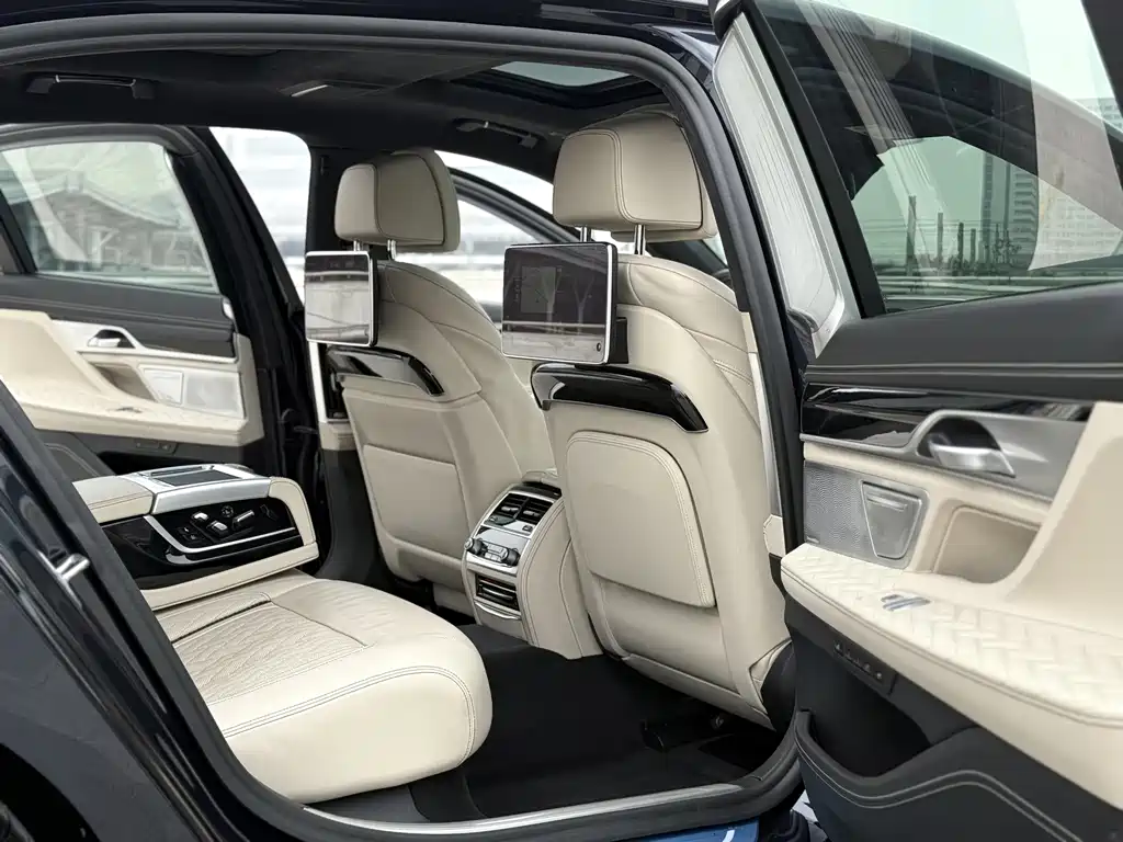 BMW 7 Series — миниатюра 8