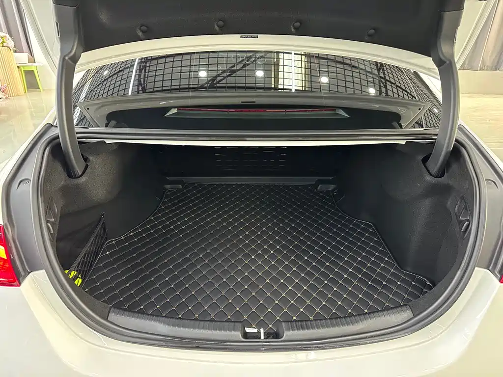 Mercedes-Benz C-Class — миниатюра 11