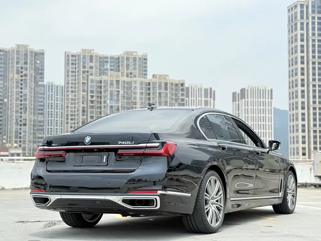 BMW 7 Series — миниатюра 11