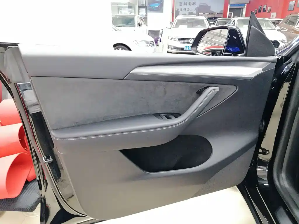 Tesla Model Y — миниатюра 10
