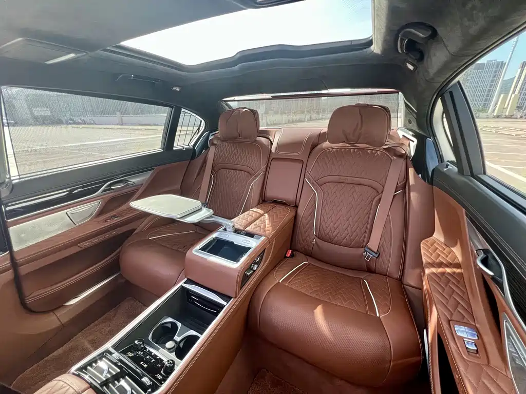 BMW 7 Series — миниатюра 12