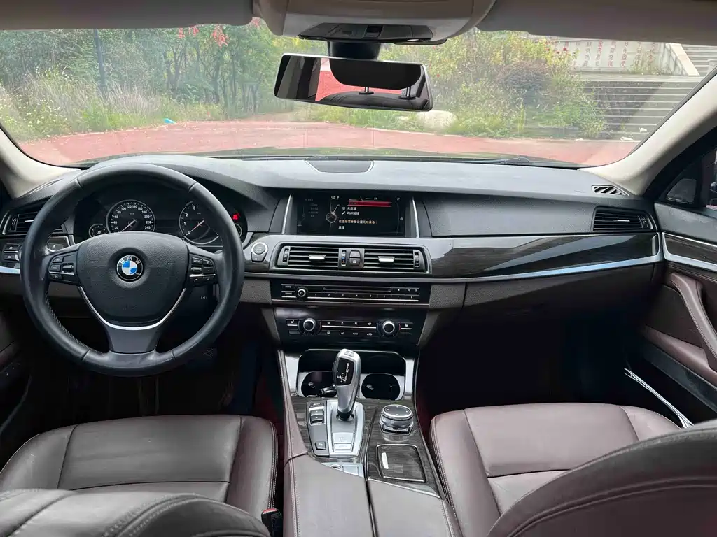 BMW 5 Series — миниатюра 9