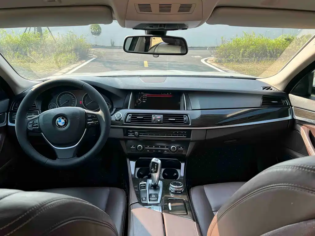 BMW 5 Series — миниатюра 9