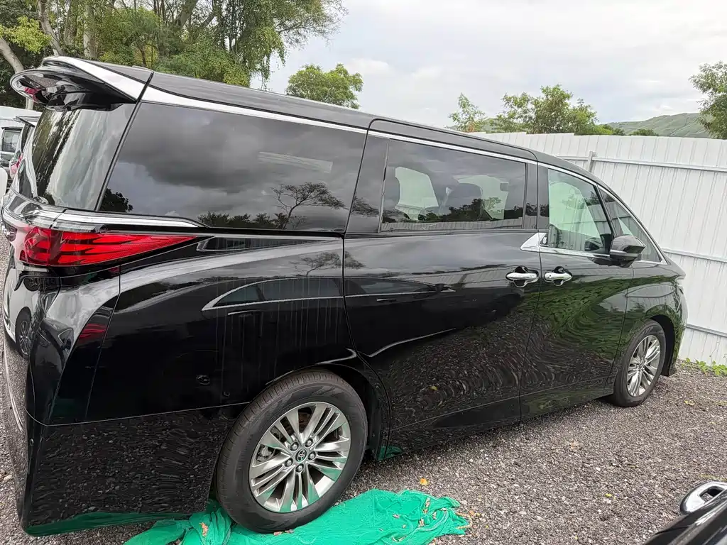 Toyota Alphard — миниатюра 9