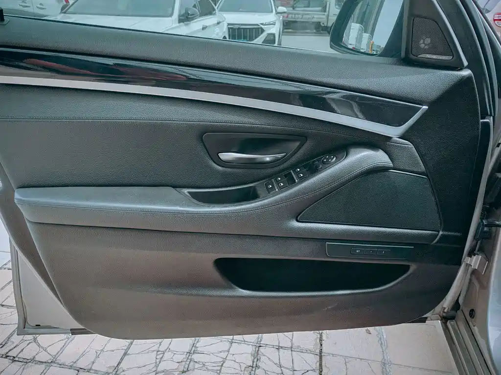 BMW 5 Series — миниатюра 8
