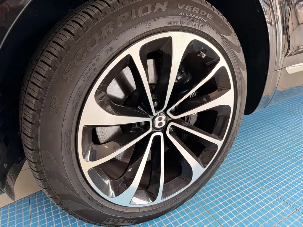 Bentley Bentayga — миниатюра 4