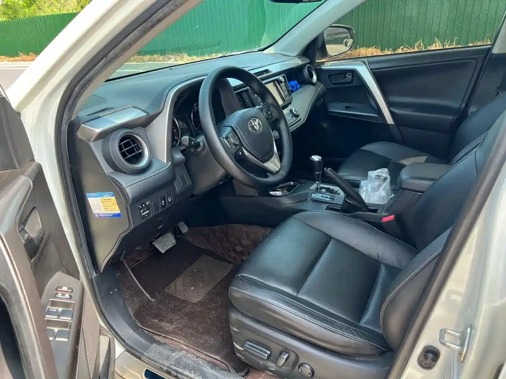 Toyota RAV4 — миниатюра 8
