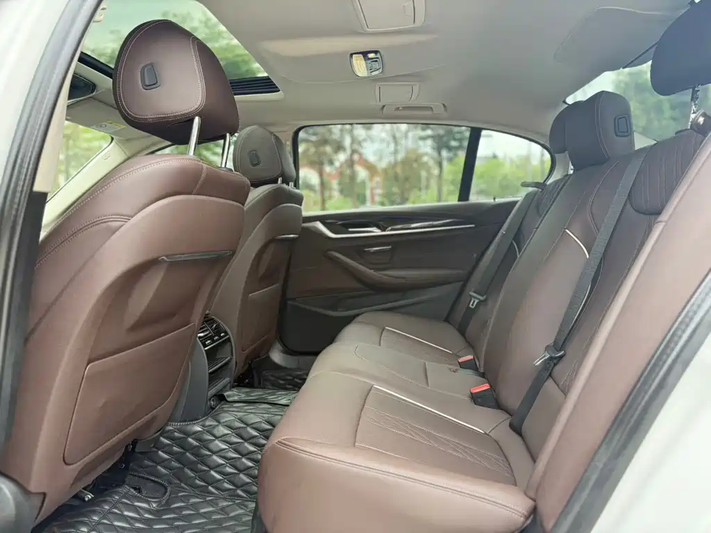BMW 5 Series — миниатюра 11