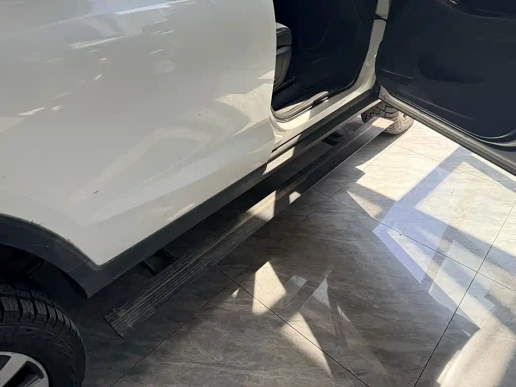 Roewe RX8 — миниатюра 10