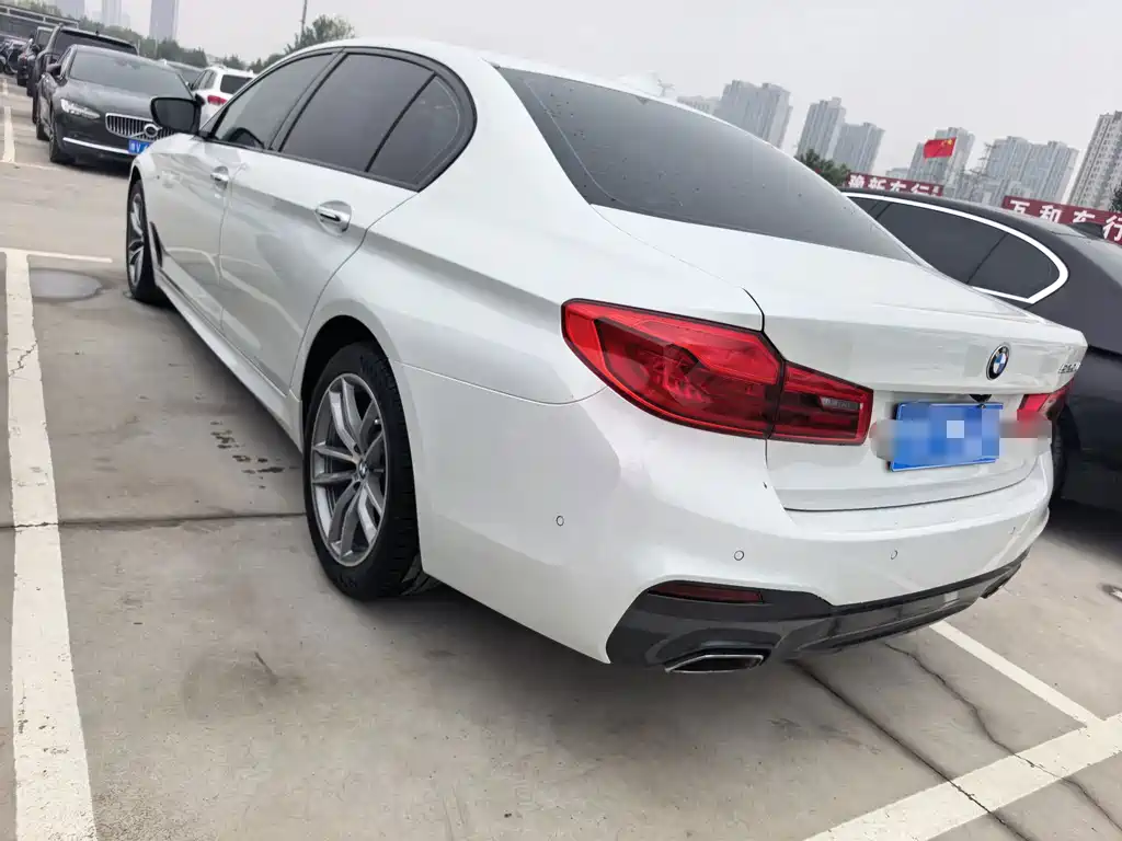 BMW 5 Series — миниатюра 7