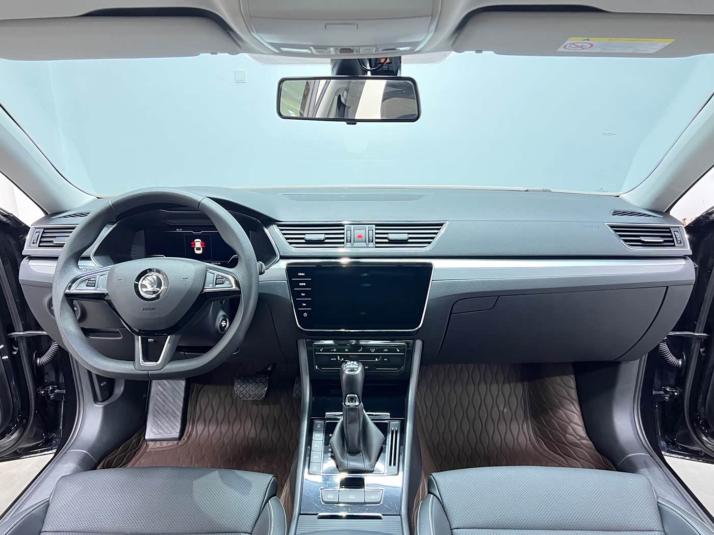Skoda Superb 1.4 л 2023 г. Чёрный, пробег 38000 км