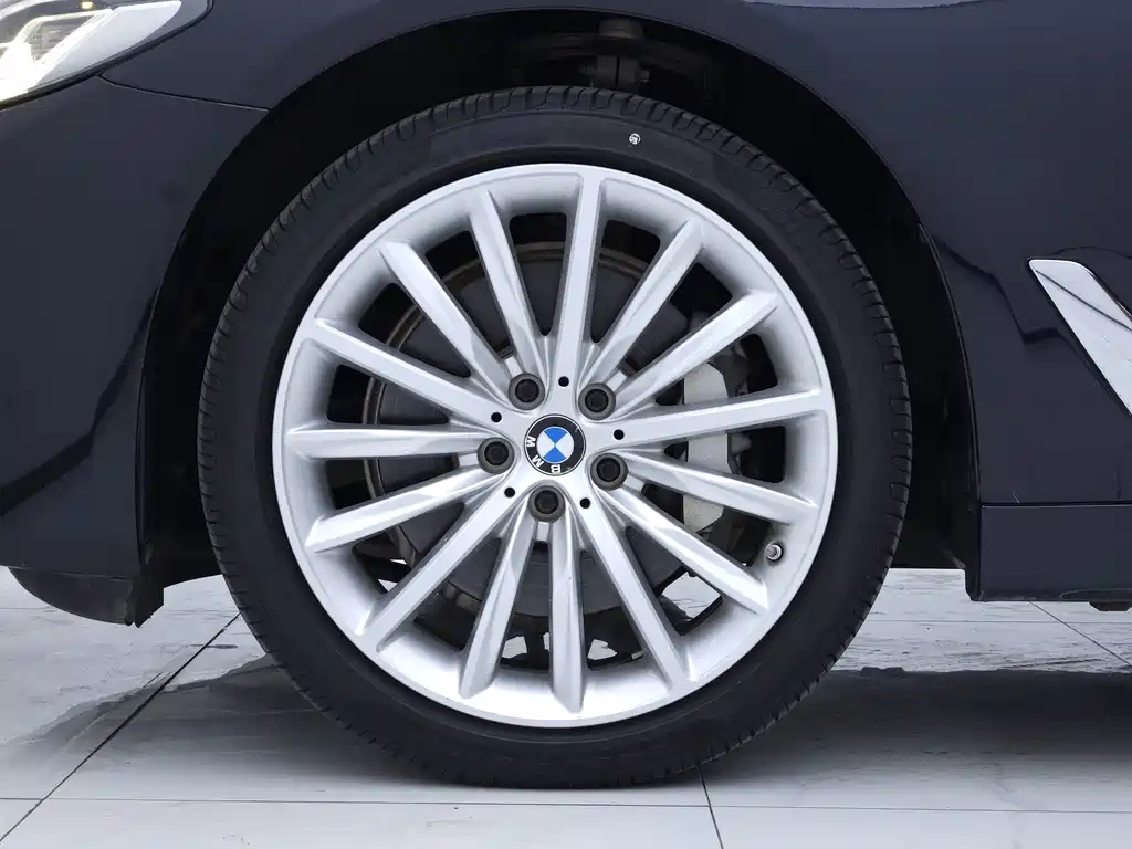 BMW 5 Series — миниатюра 18