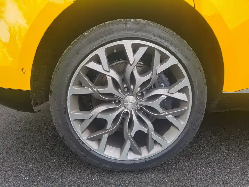 Aston Martin DBX — миниатюра 8