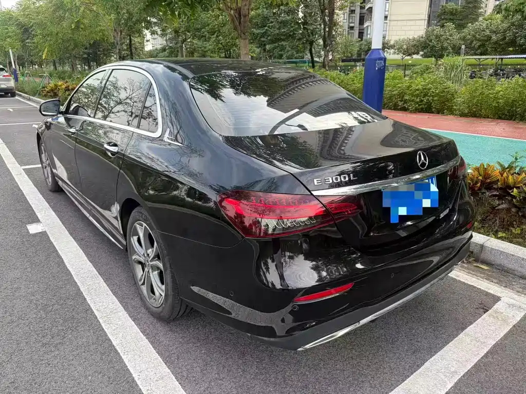 Mercedes-Benz E-Class — миниатюра 11