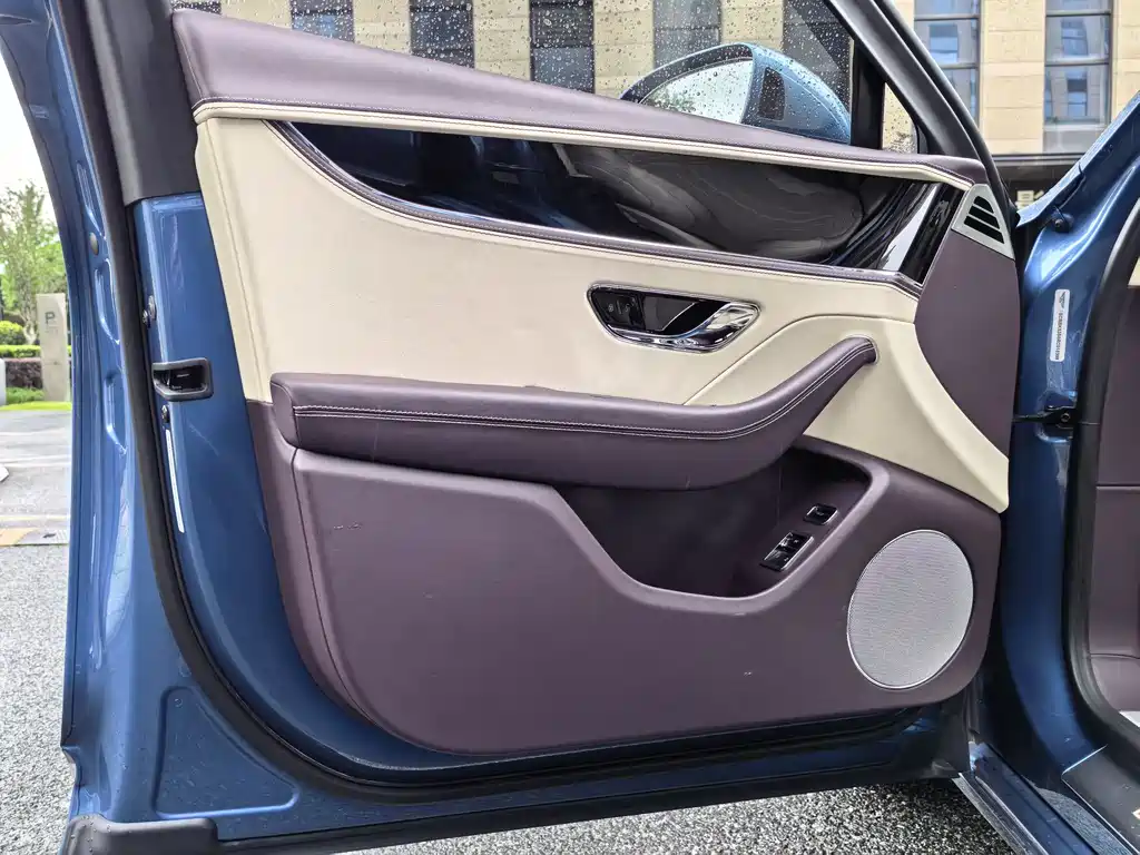 Bentley Flying Spur 2024 V8 Edition 8