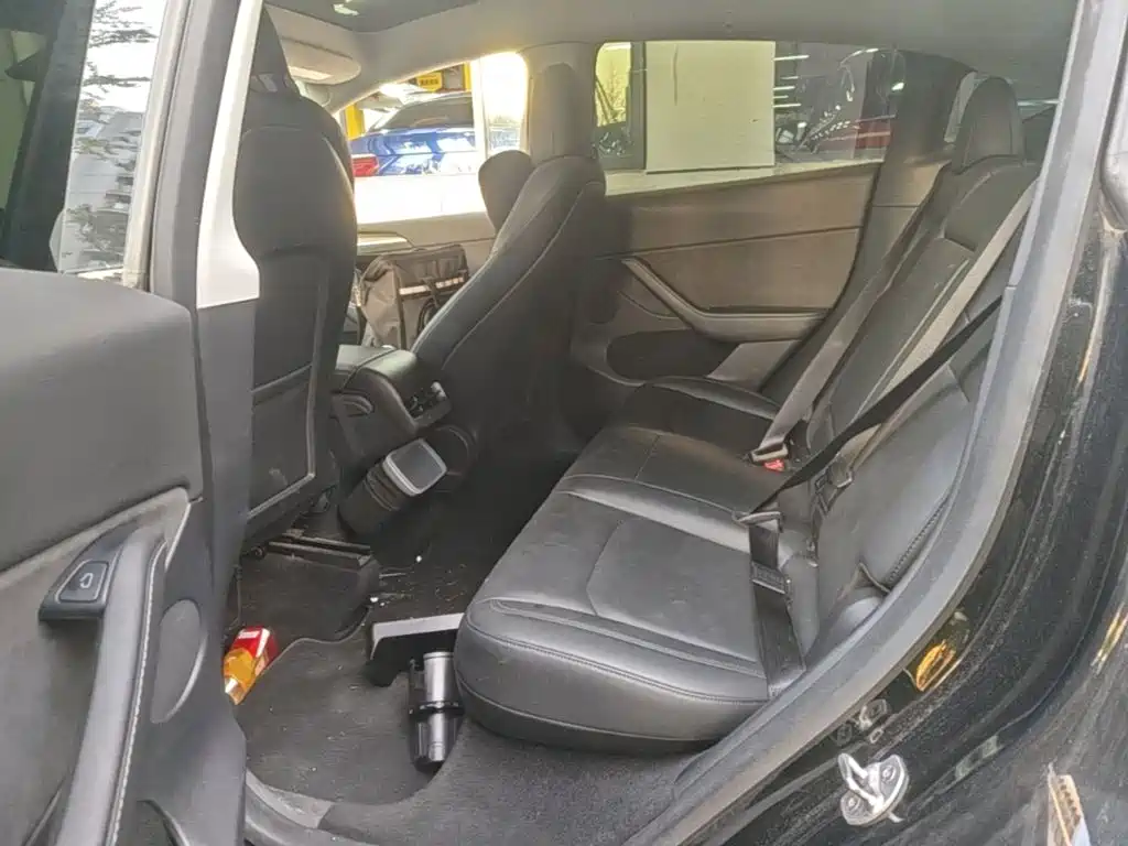 Tesla Model Y — миниатюра 17