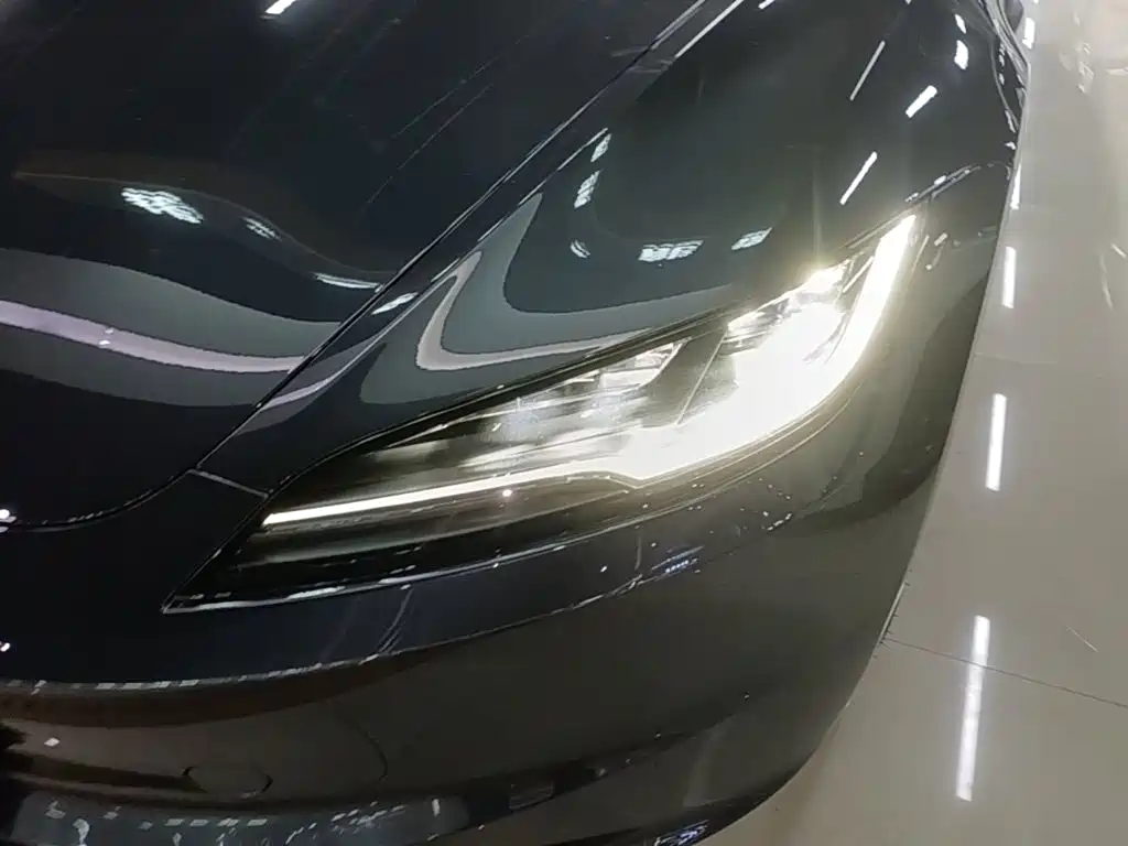 Tesla Model 3 — миниатюра 24