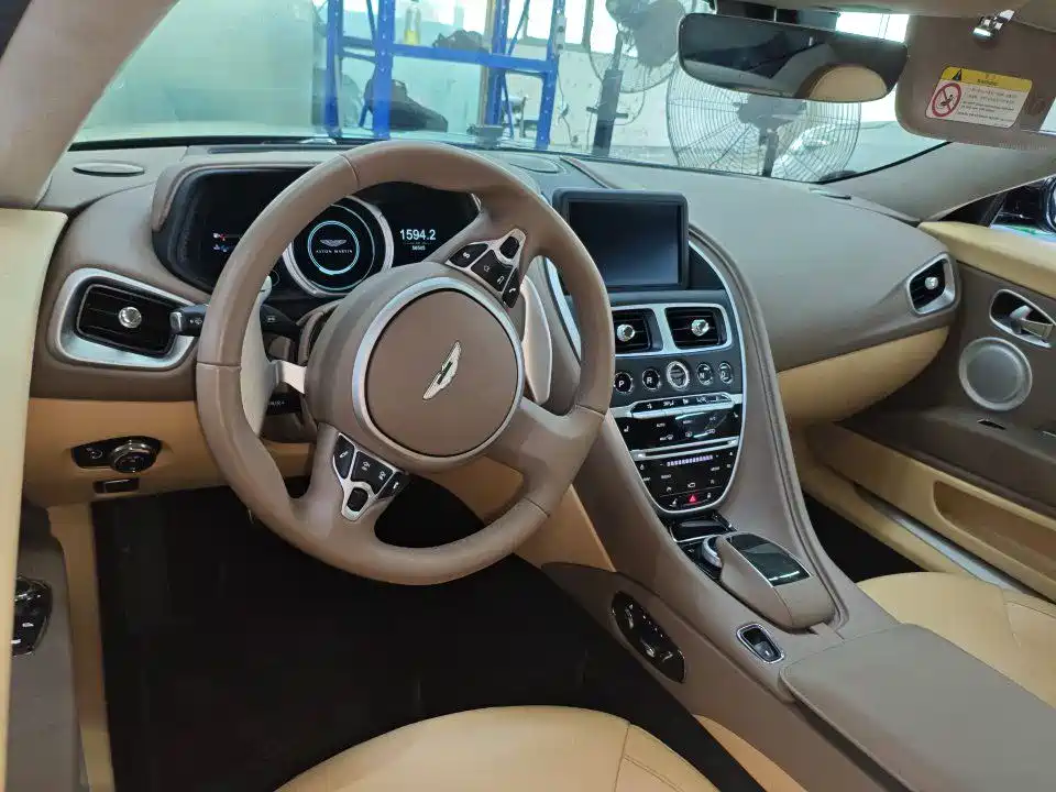 Aston Martin DB11 — миниатюра 6