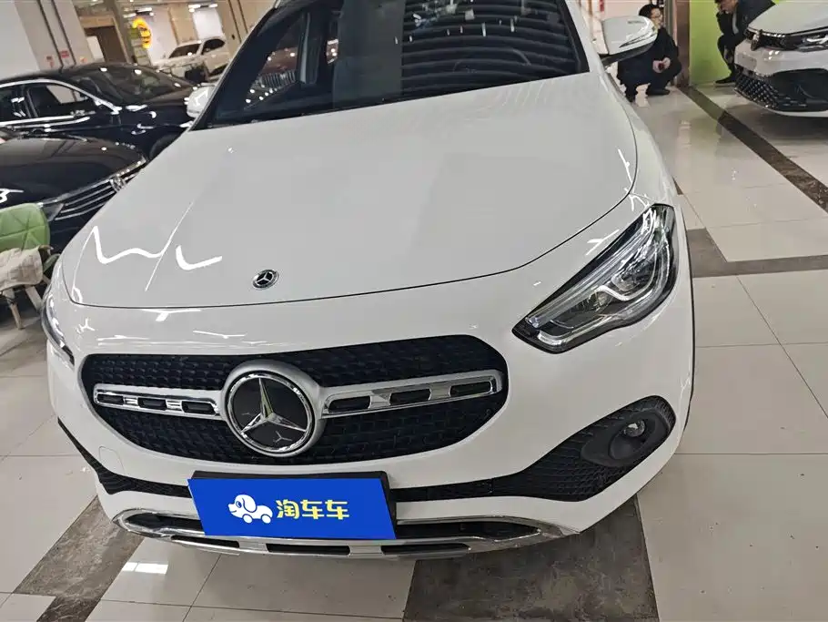 MERCEDES-BENZ GLA
