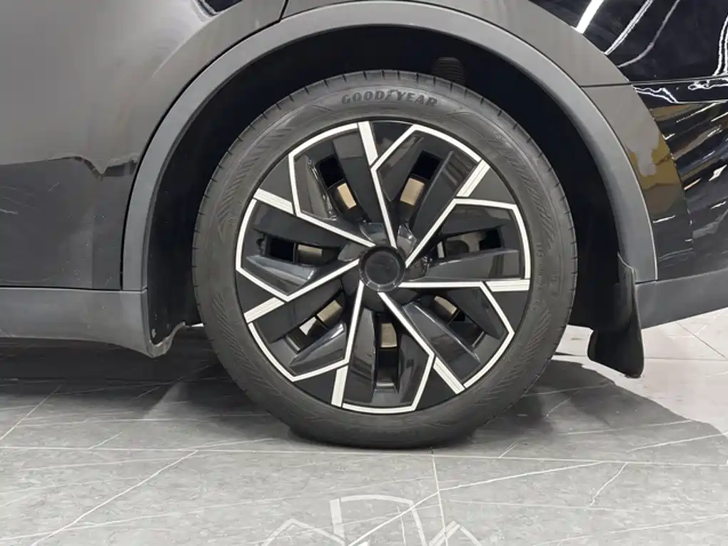 Tesla Model Y — миниатюра 20