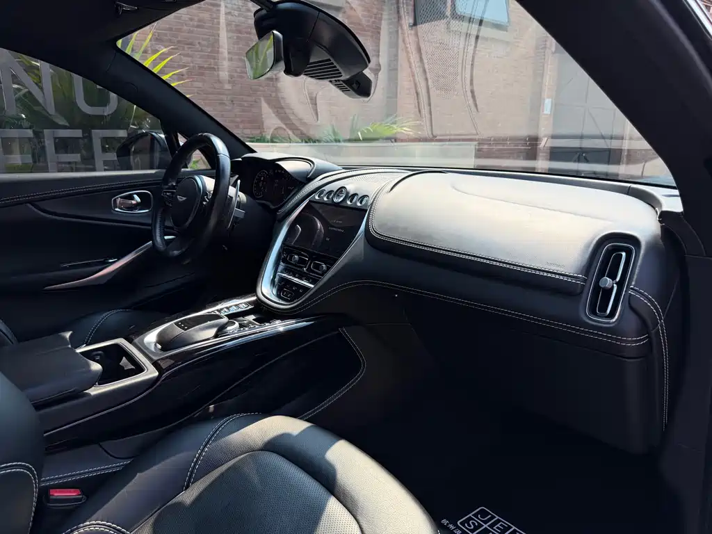 Aston Martin DBX 2021 4.0T V8
