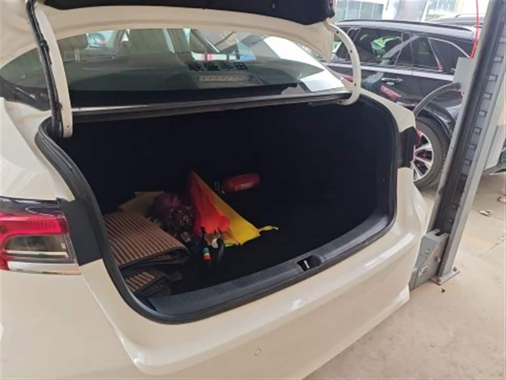 Toyota Corolla 1.2 л 2023 г. Белый, пробег 31000 км