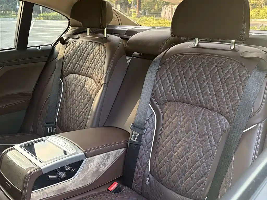 BMW 7 Series — миниатюра 18