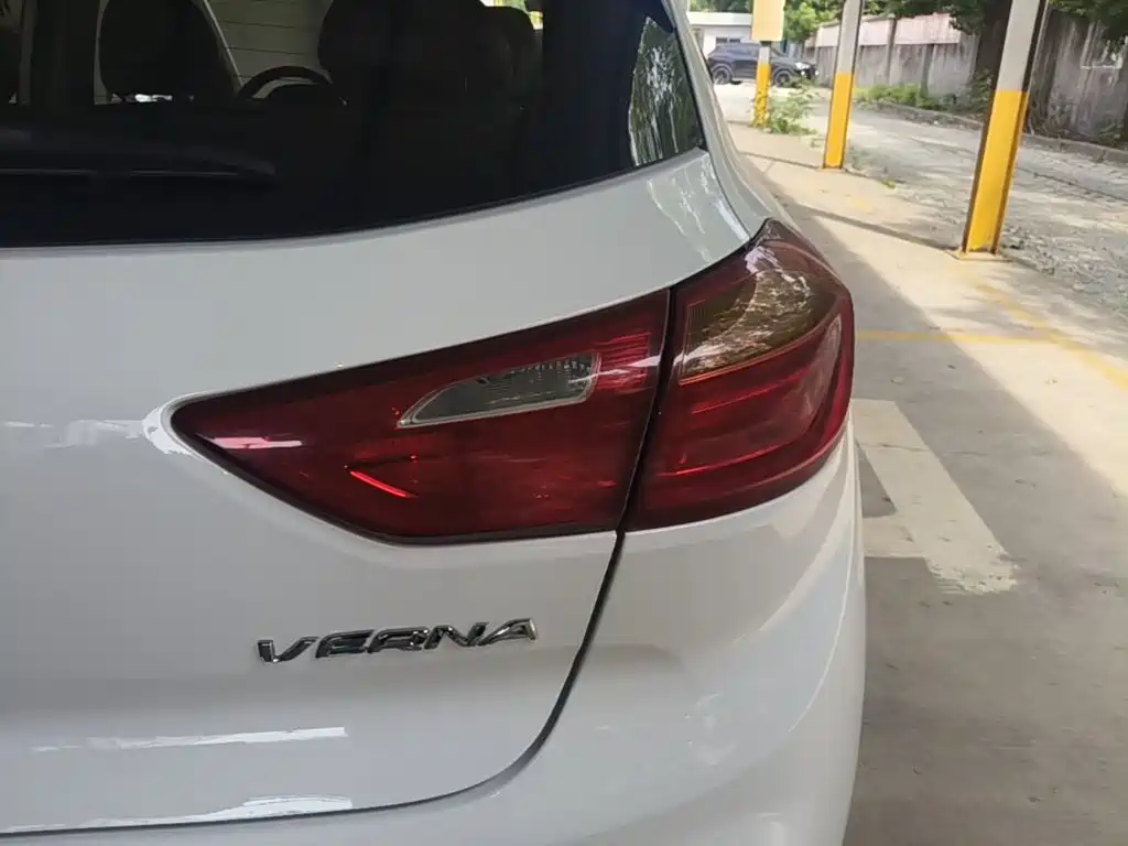 Hyundai Verna RV — миниатюра 8