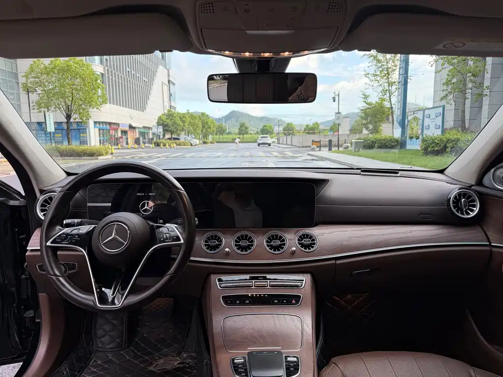 Mercedes-Benz E-Class — миниатюра 9