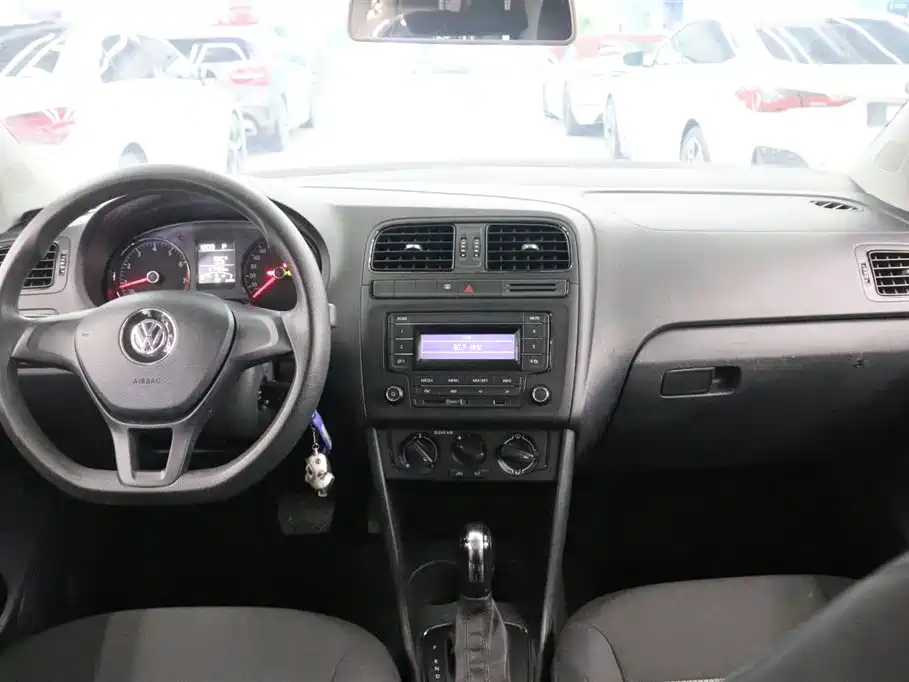 VOLKSWAGEN POLO