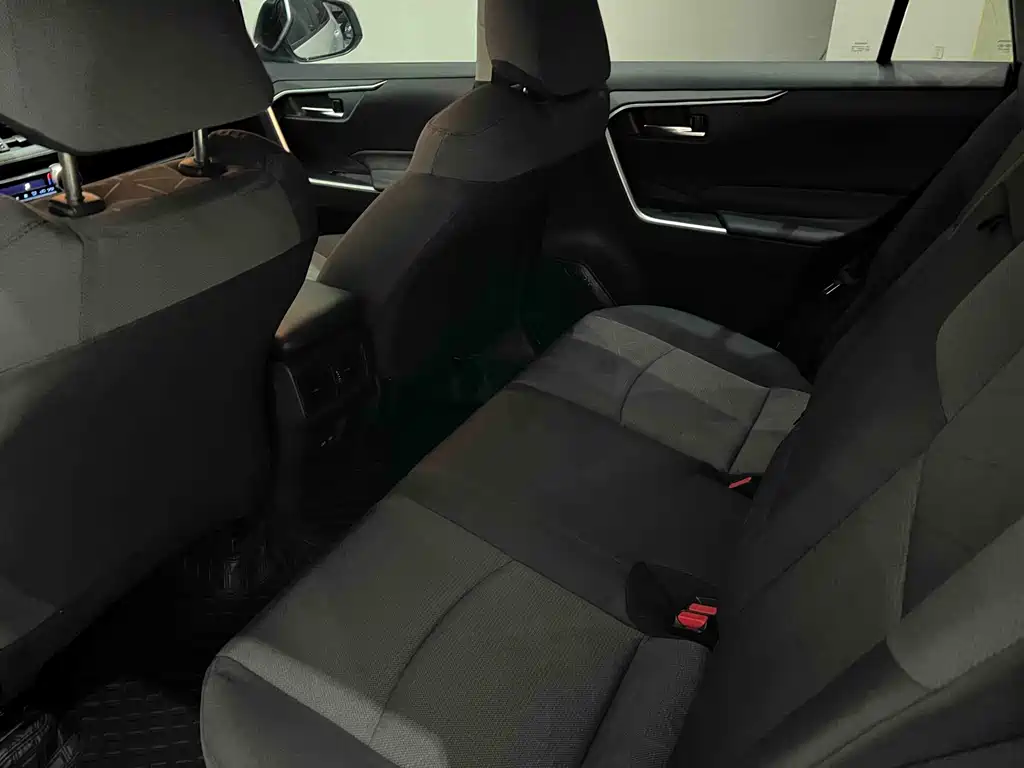 Toyota RAV4 — миниатюра 8
