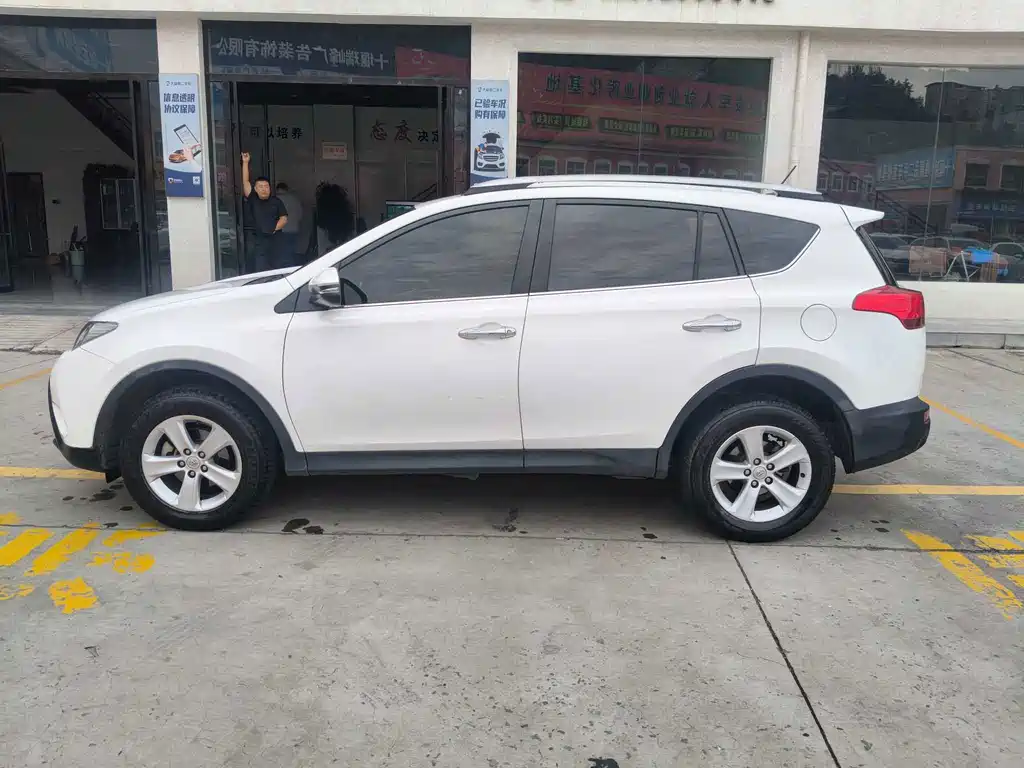 Toyota RAV4 — миниатюра 6