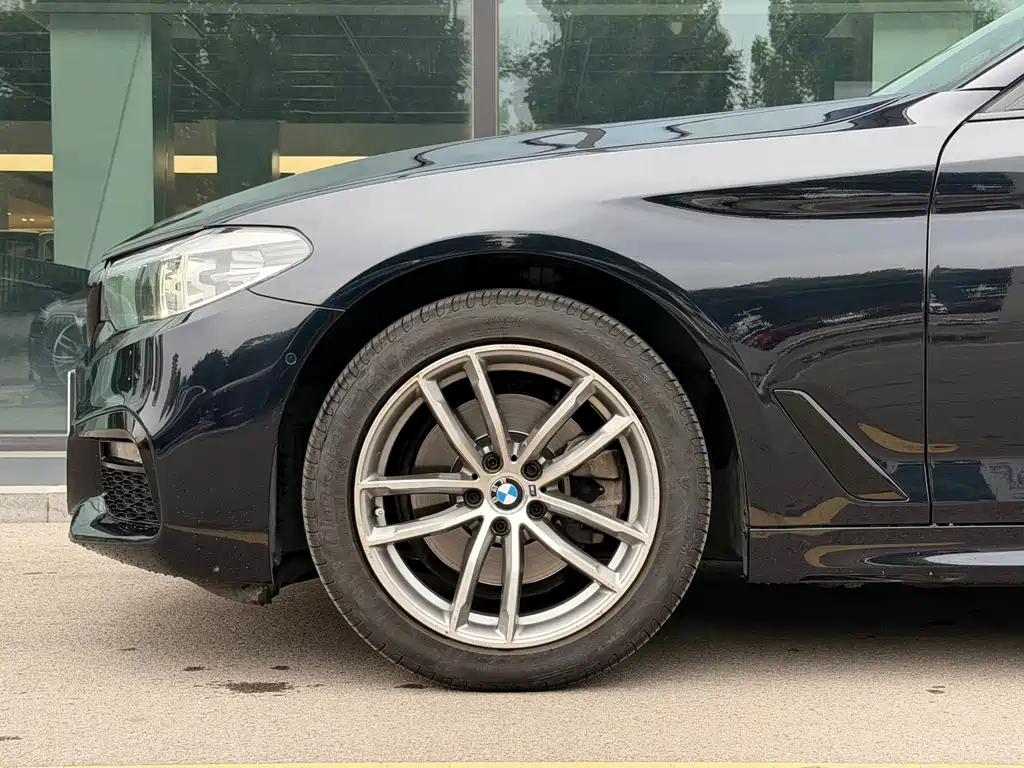 BMW 5 Series — миниатюра 4