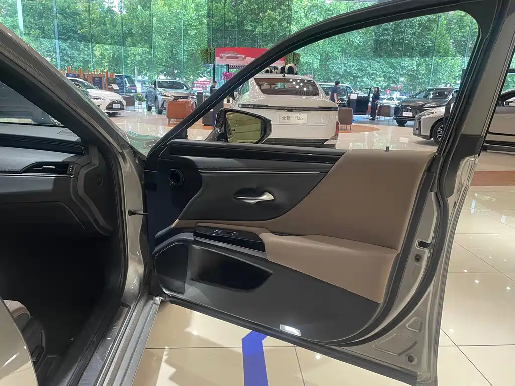 Lexus ES — миниатюра 8